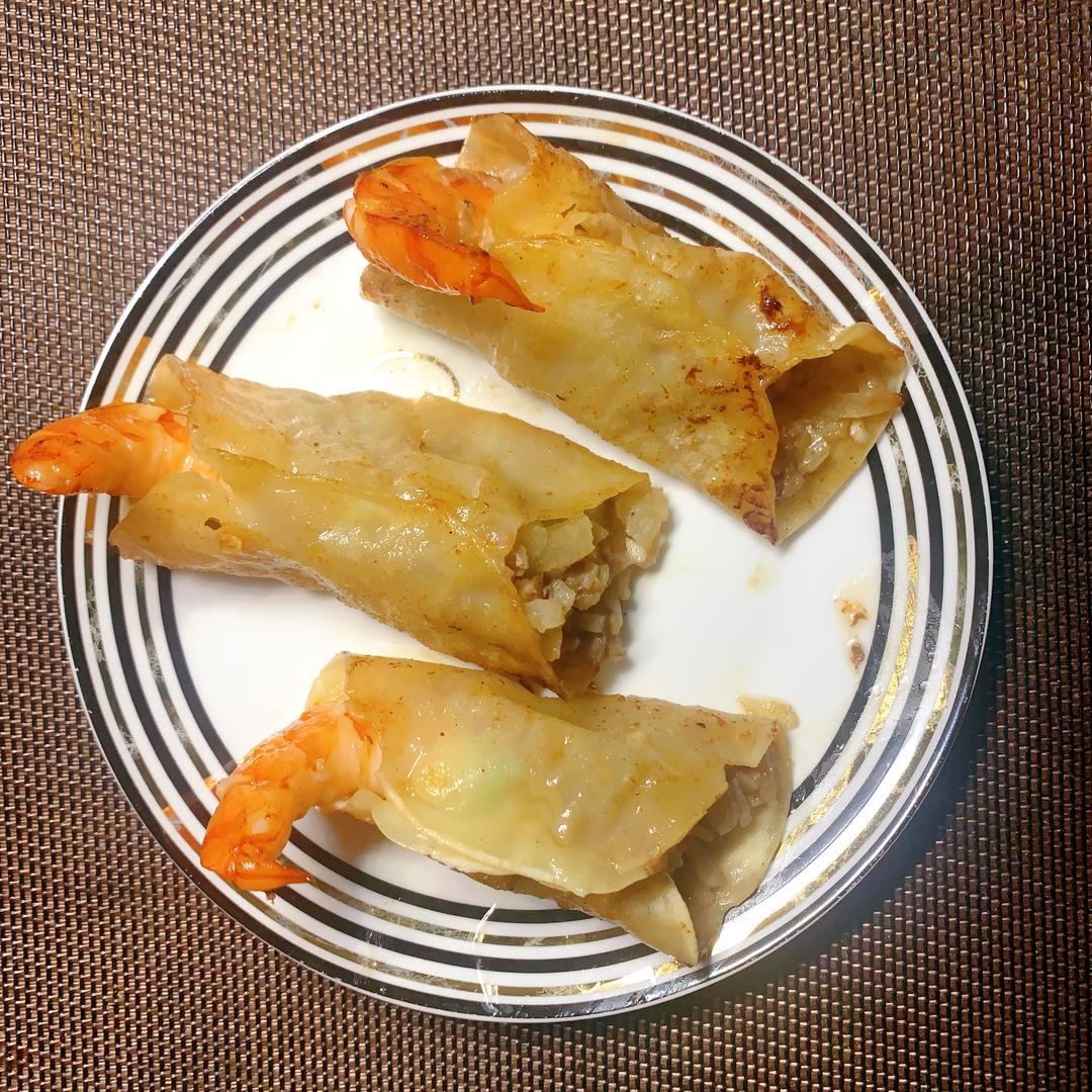 牛肉鲜虾饺子皮锅贴的做法