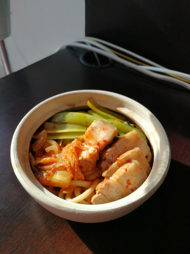 妈妈说好吃的韩式泡菜猪肉锅（加乌冬面，因为想吃面）的做法