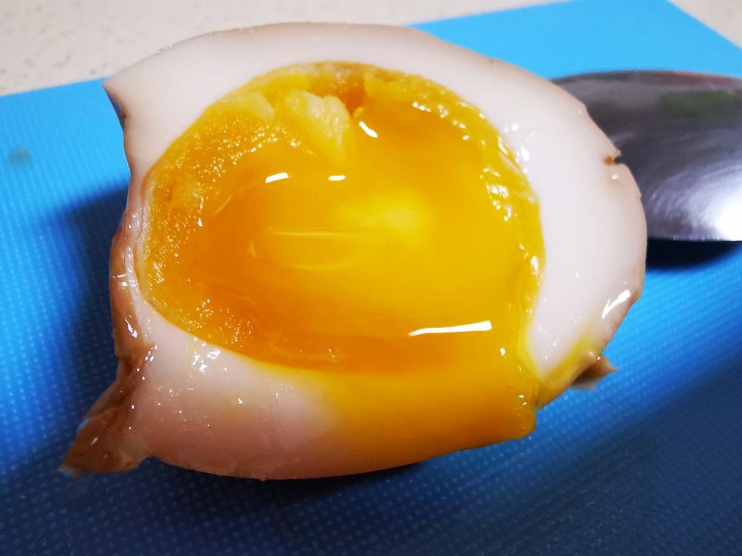 miyaai厨房做的溏心蛋粗暴简易版蛋糖酱油即可