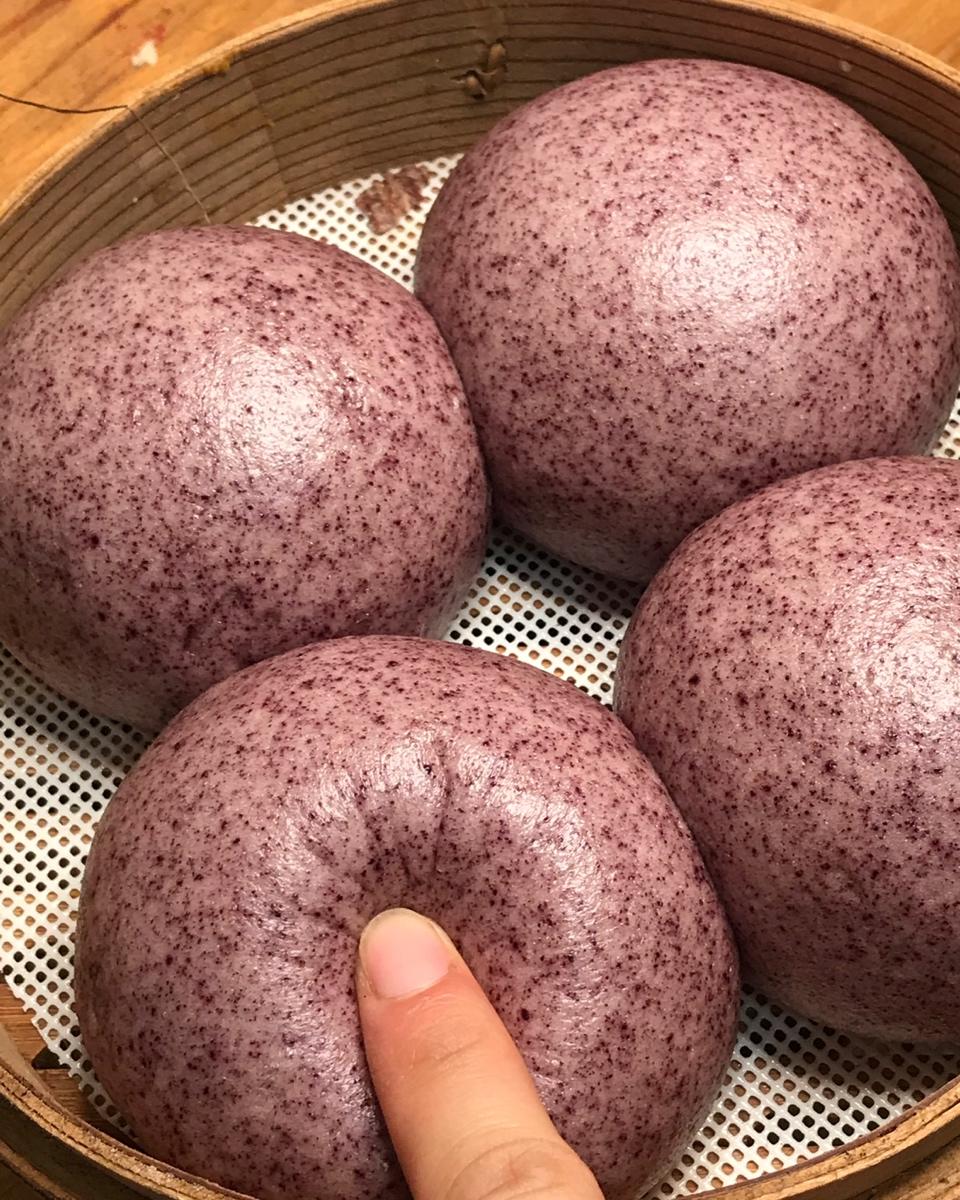王馨迎做的黑米戗面馒头