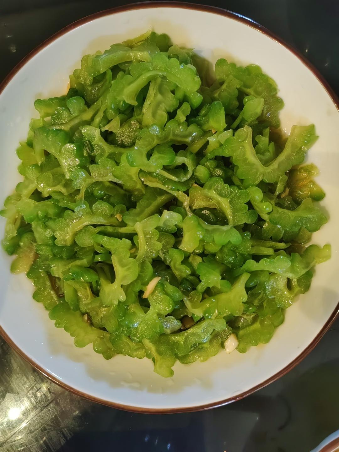 凉拌苦瓜(色碧、味脆)