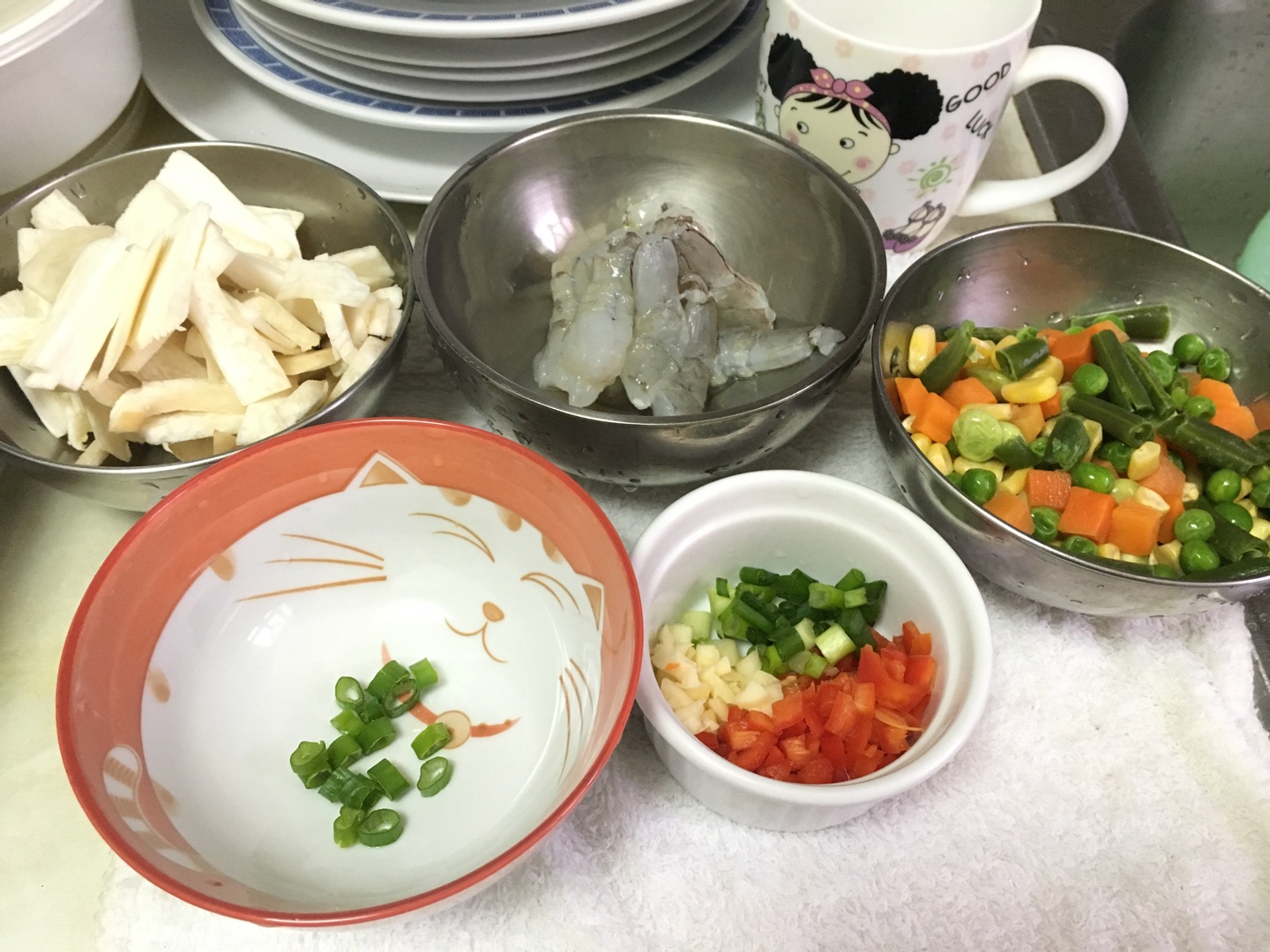 鲜虾蛋炒饭（蔬菜炒饭）的做法 步骤1