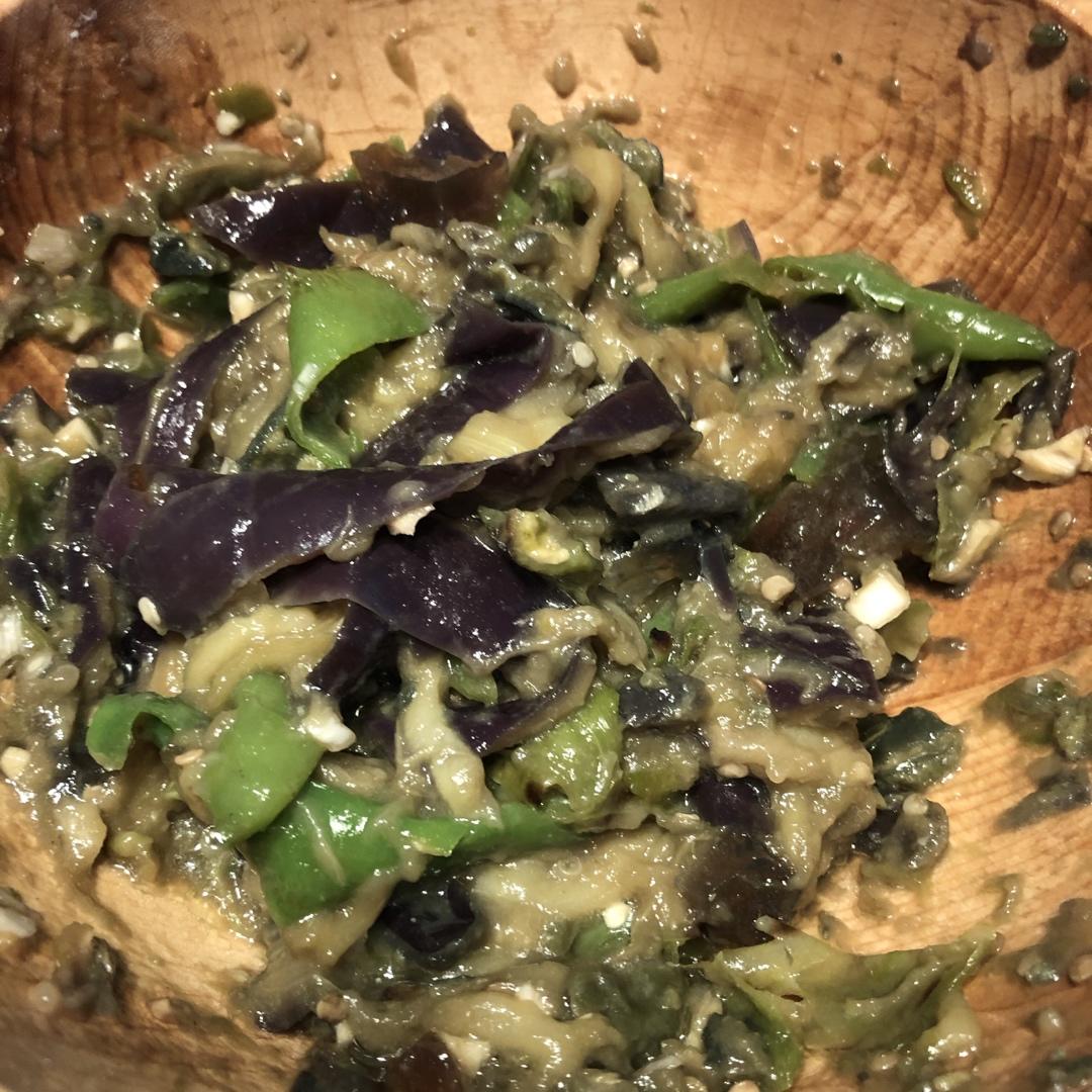 特色湘菜擂辣椒茄子皮蛋