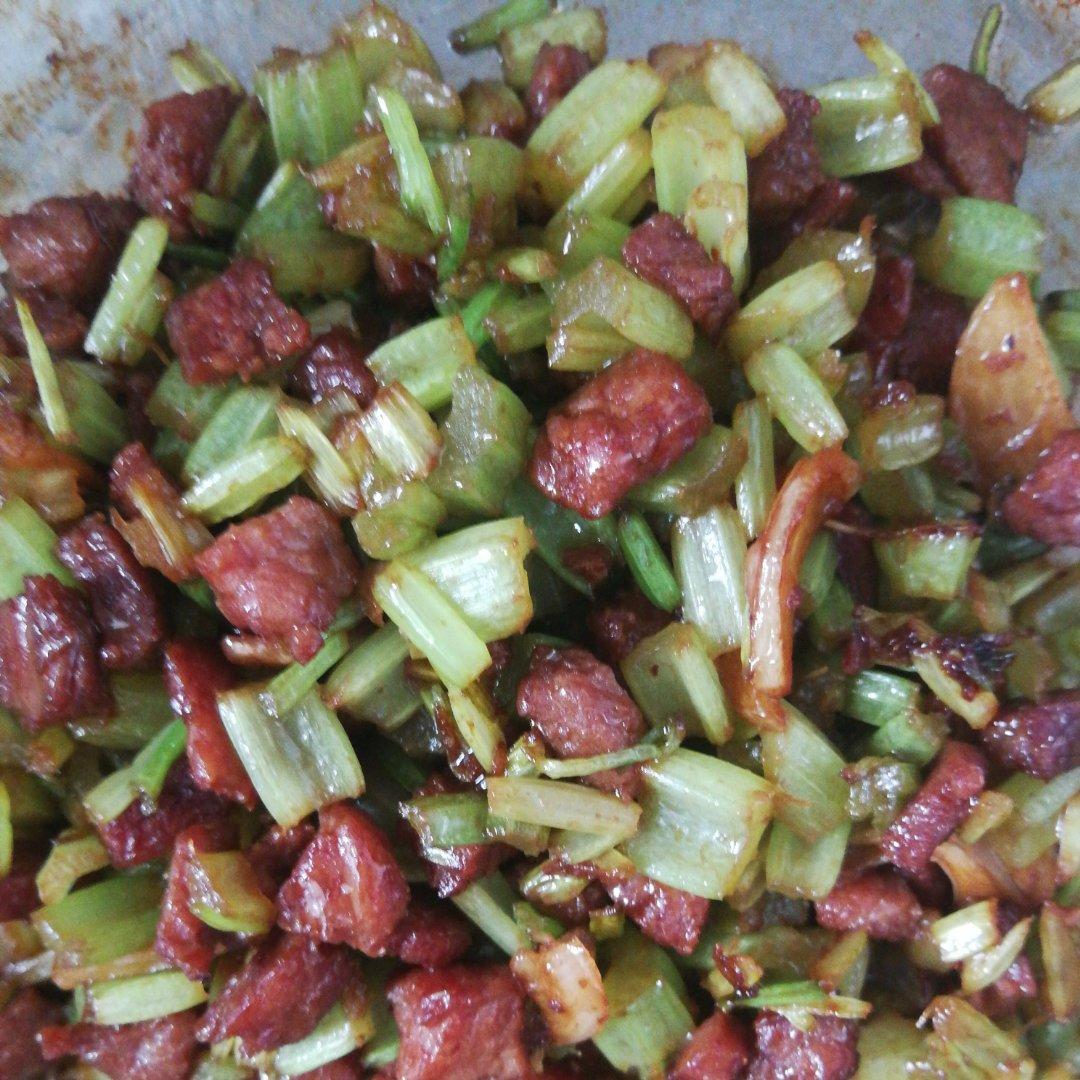 米饭杀手｜芹菜粒炒牛肉末