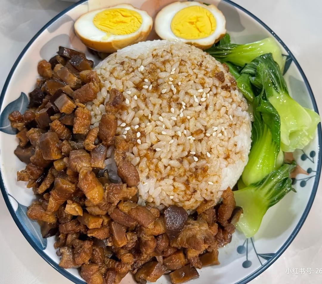 狂炫三大碗的卤肉饭