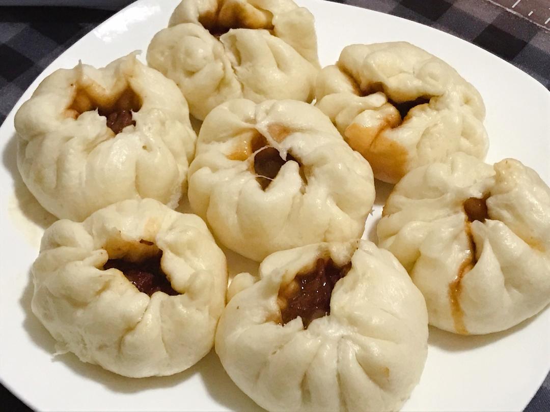云朵般松软爆浆蜜汁叉烧包