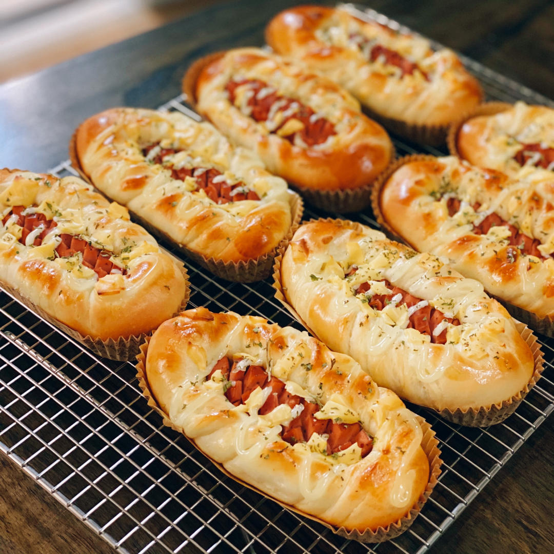 大脸猫克拉拉做的花样热狗面包