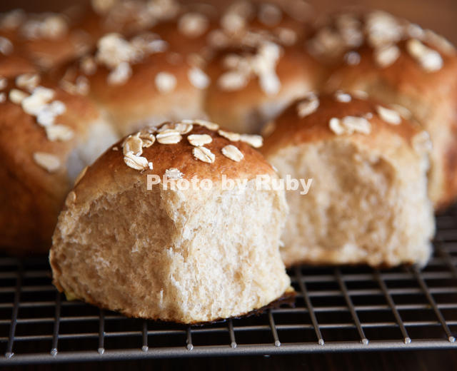 松软细腻的燕麦小餐包（Oatmeal Dinner Rolls）的做法