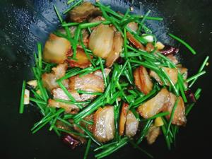 家的味道—韭菜花炒腊肉的做法 步骤8
