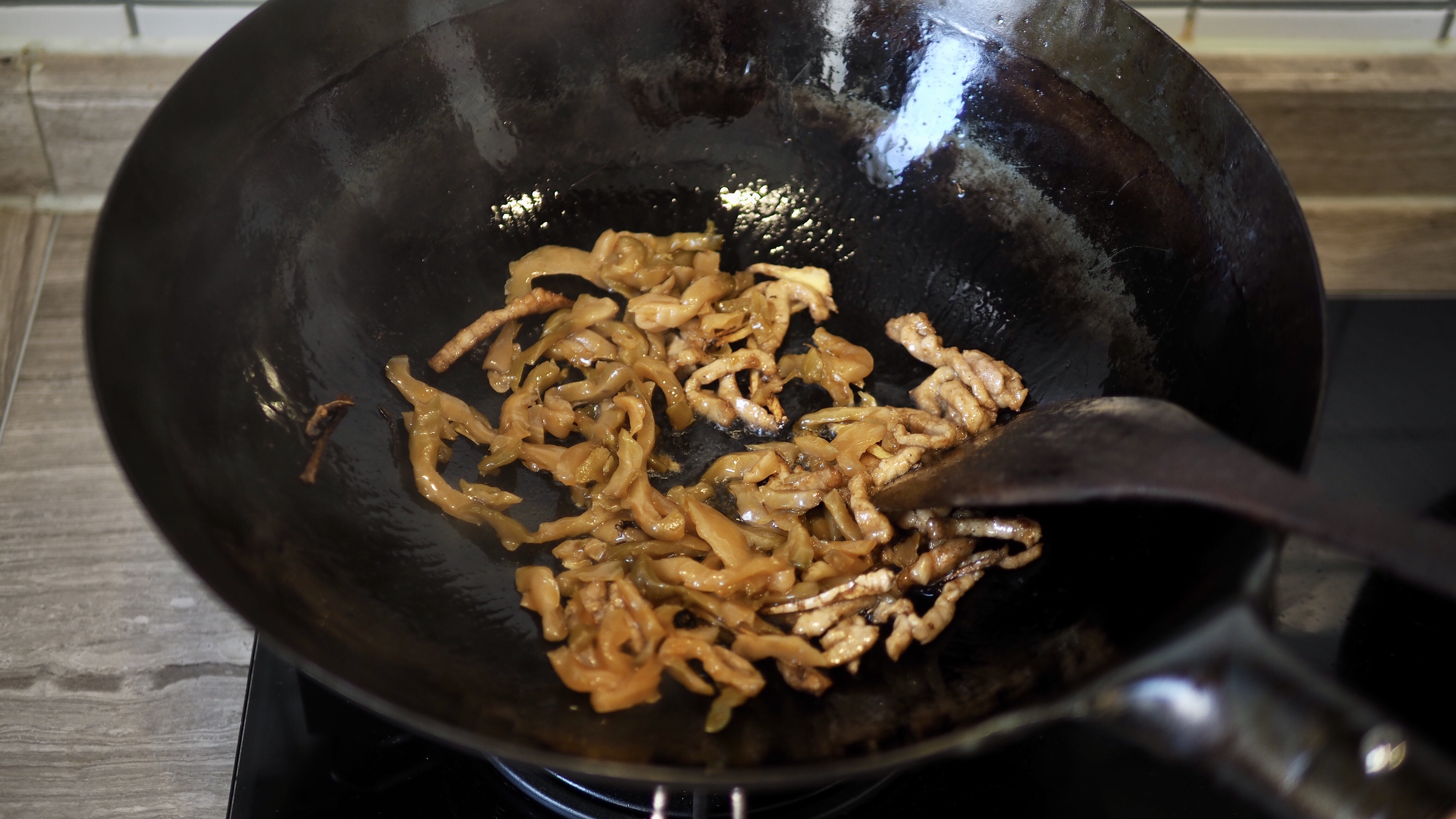 青椒榨菜肉丝面的做法 步骤4