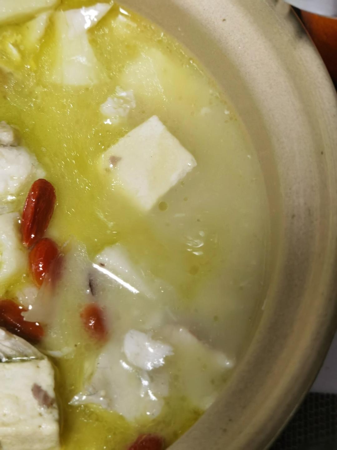 秋冬进补药膳鲈鱼汤