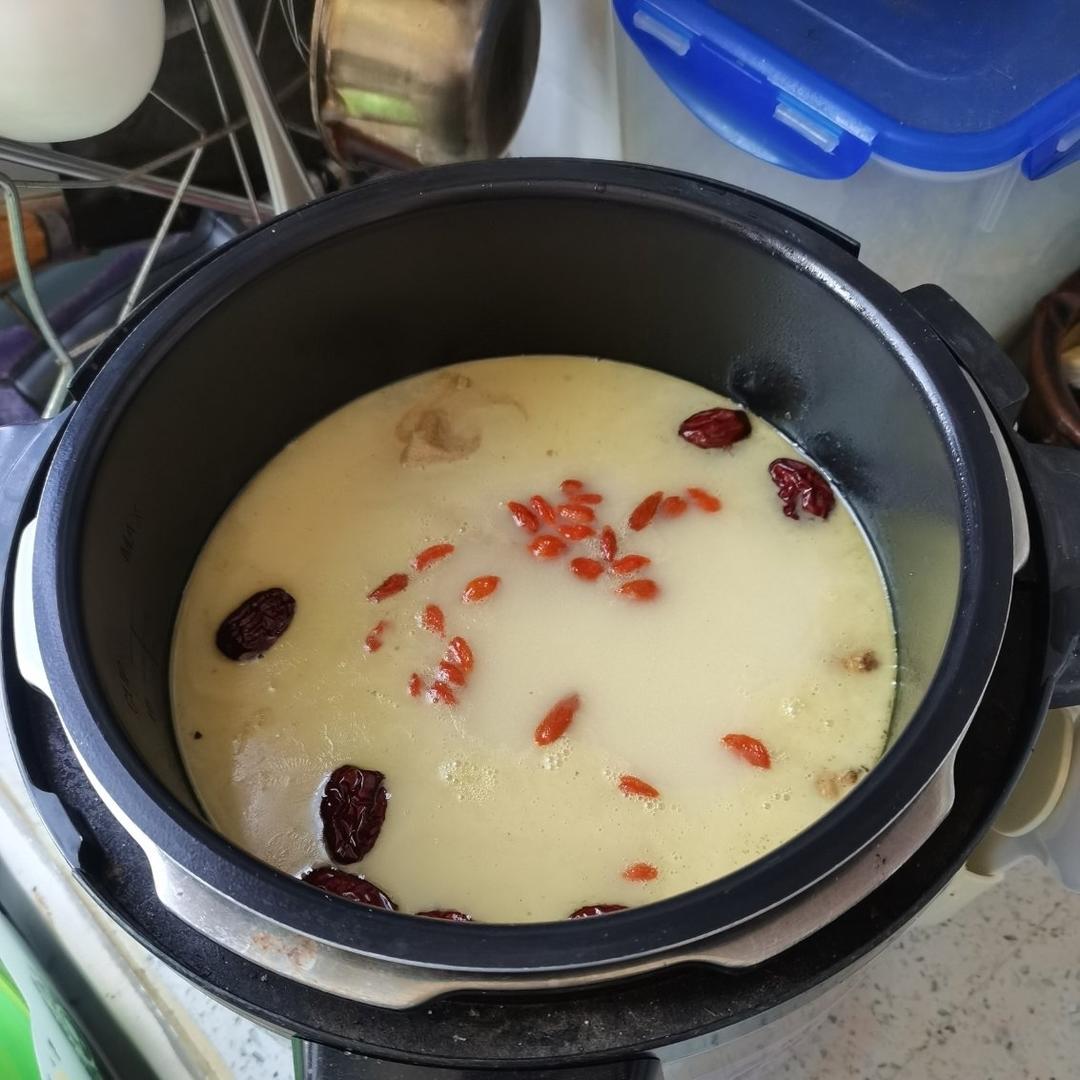 娃娃超爱喝的养胃胡椒墨鱼猪肚汤