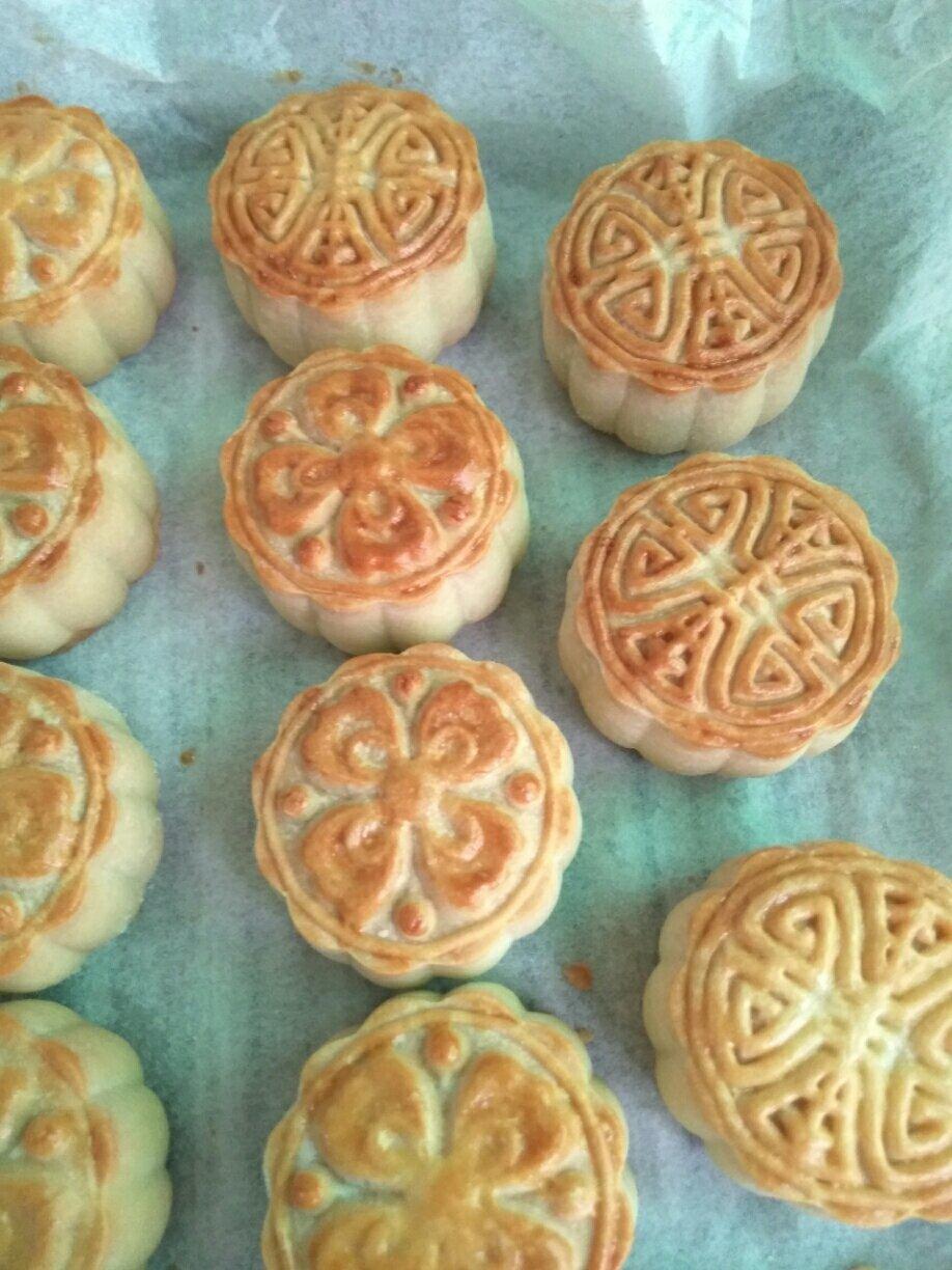 广式蛋黄莲蓉月饼