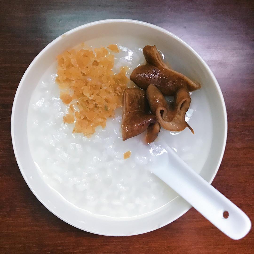 早餐马拉松                      先吃了一碗白粥搭配萝卜干和卤猪肠