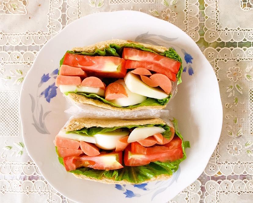 西红柿鸡蛋黄瓜三明治的做法