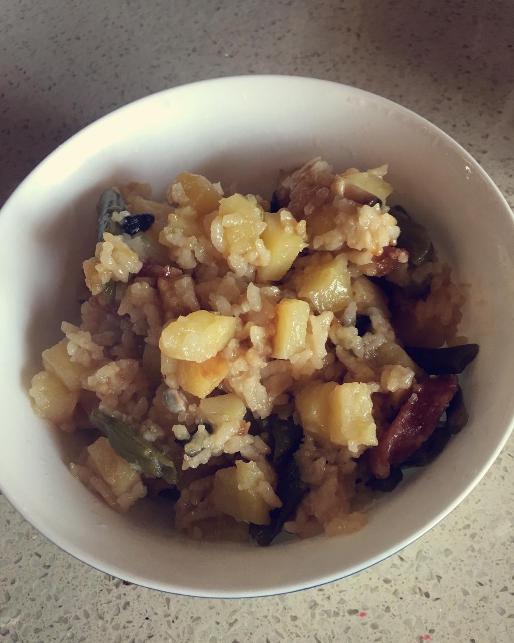 香菇腊肠土豆焖饭