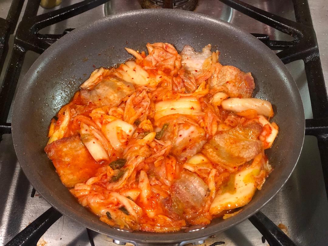 泡菜炒五花肉