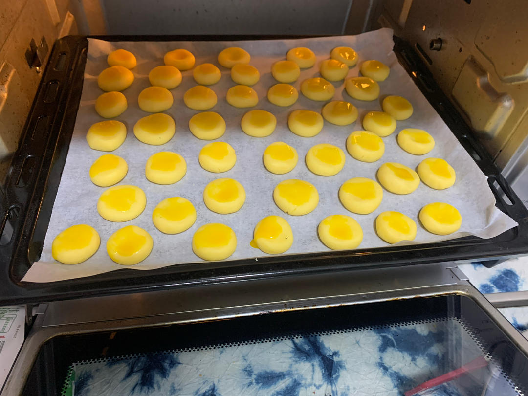 只要有鸡蛋就能做的小奶酥，香酥可口，烘焙小白入门级甜品，很合适给宝宝当辅食小零食哦！