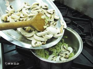 奶油蘑菇義大利麵【醬汁篇】的做法 步骤8