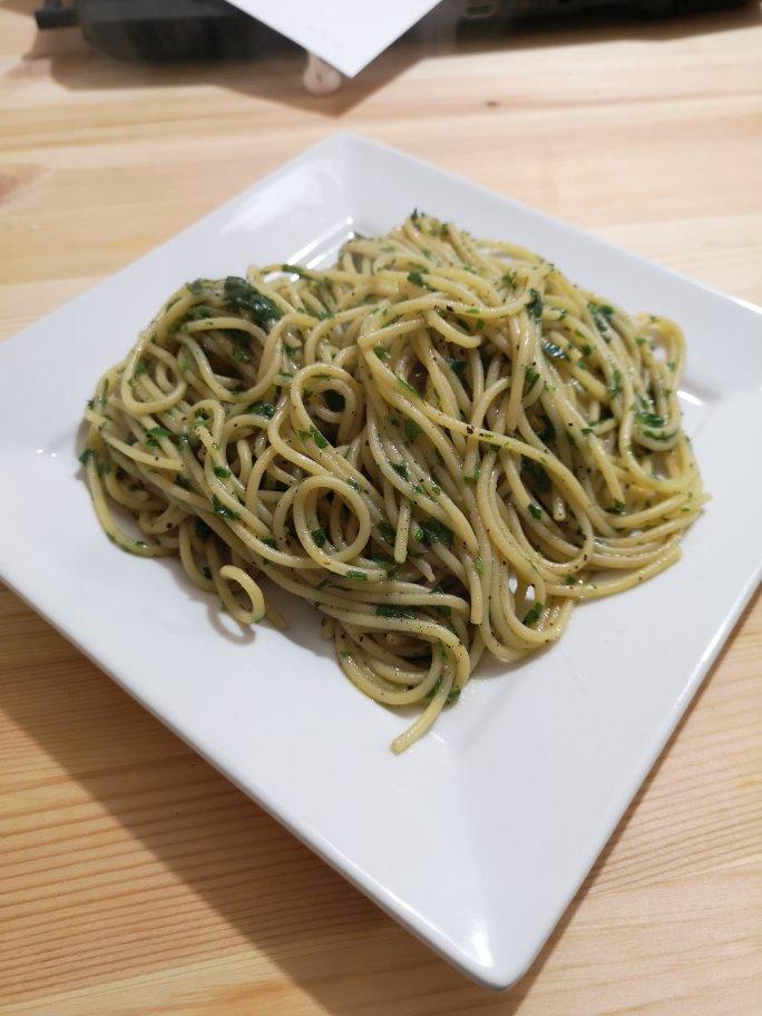 香蒜橄榄油欧芹意面（电影落魄大厨CHEF里给斯佳丽约翰逊做的无敌诱人的意面！）