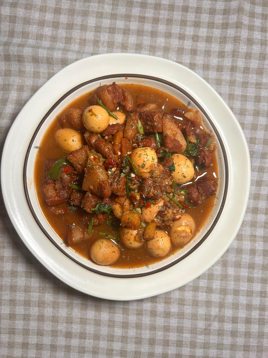 红烧肉炖鹌鹑蛋