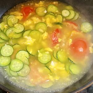 番茄鸡蛋黄瓜汤的做法 步骤3