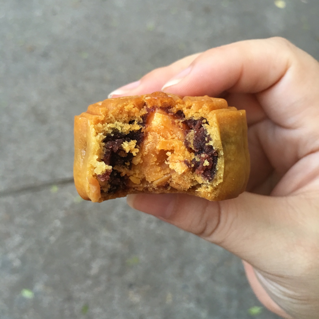 广式月饼—蛋黄莲蓉月饼