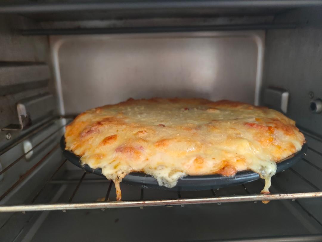含宣软饼皮做法、自己在家也能做出馅料十足、超拉丝的美味诱人披萨