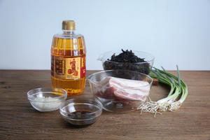 梅菜扣肉-胡姬花古法小榨花生油的做法 步骤1
