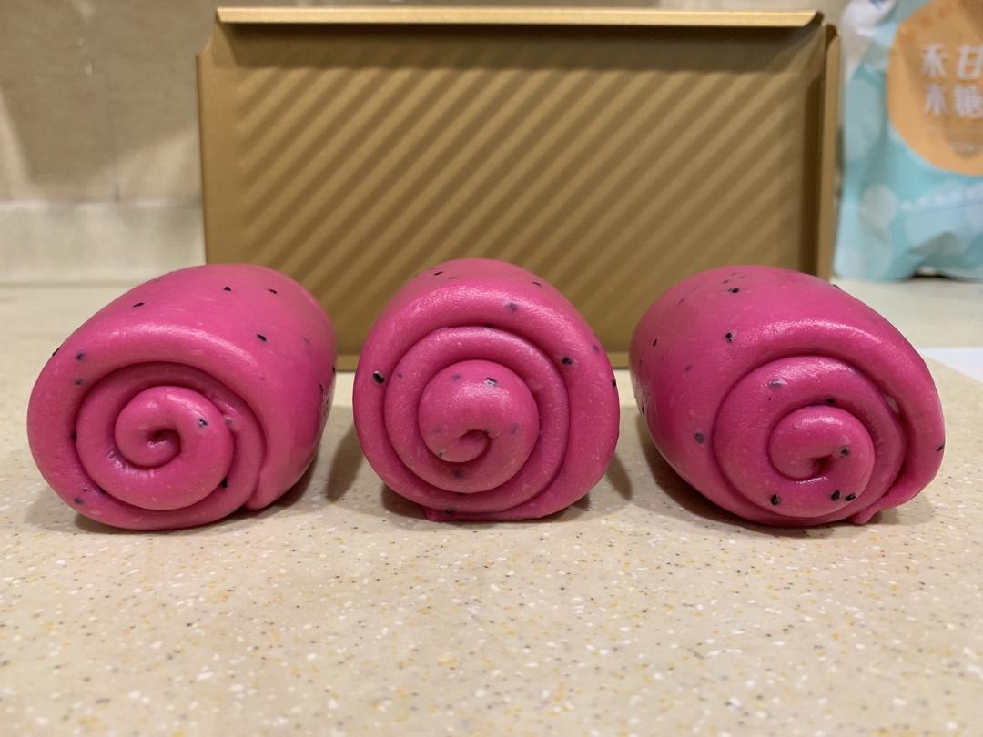 少女心满满的火龙果手撕吐司