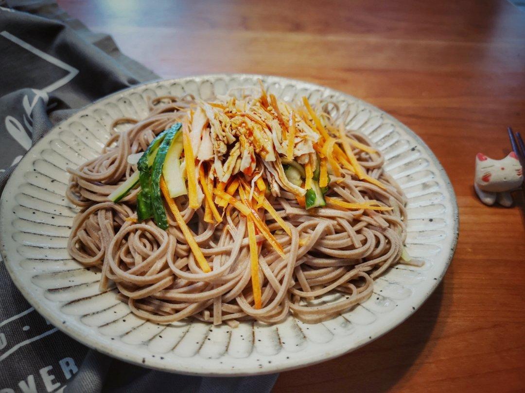 吃了这碗荞麦鸡丝凉面，瞬间清爽许多，鲜美又开胃