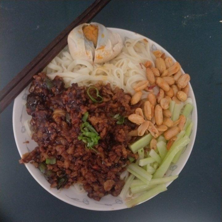 真想让你们尝尝这碗肉酱拌面🍜太香太香了