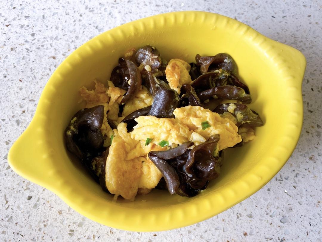 木耳炒鸡蛋 Wood ear Mushrooms with Egg