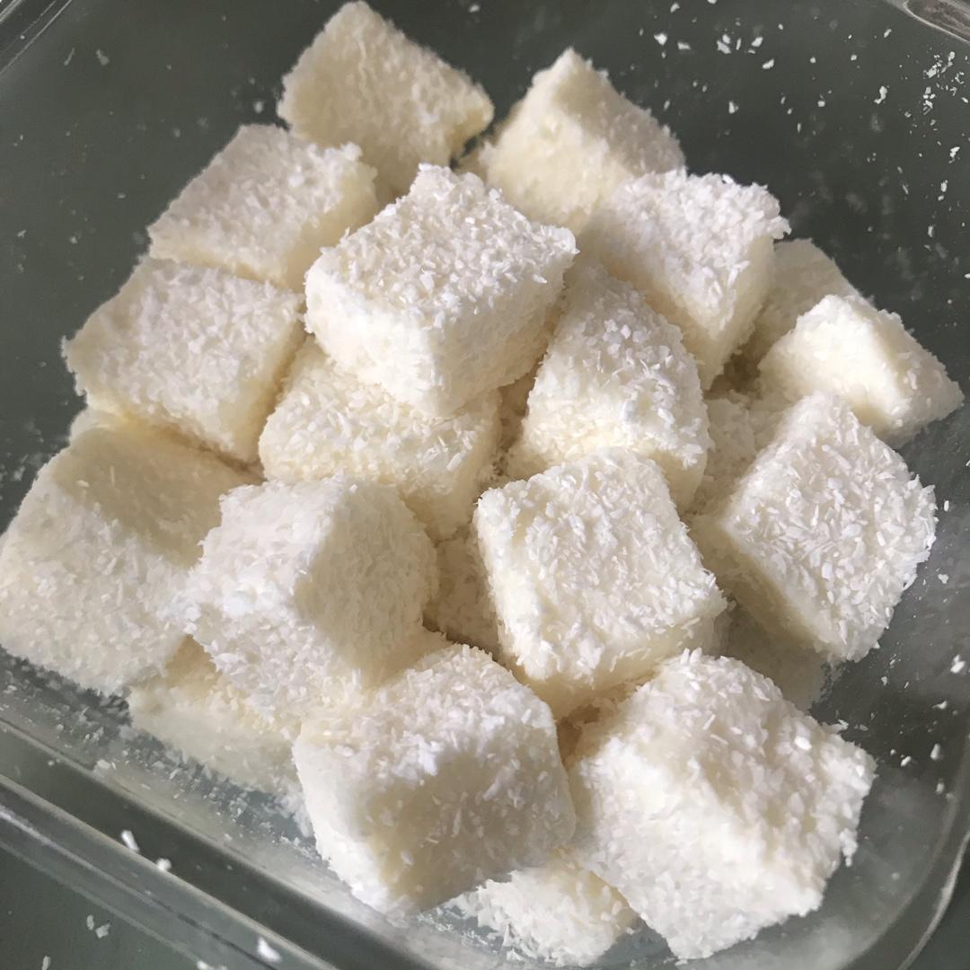【视频】85度C 椰蓉牛奶小方～不用烤箱的夏日甜点