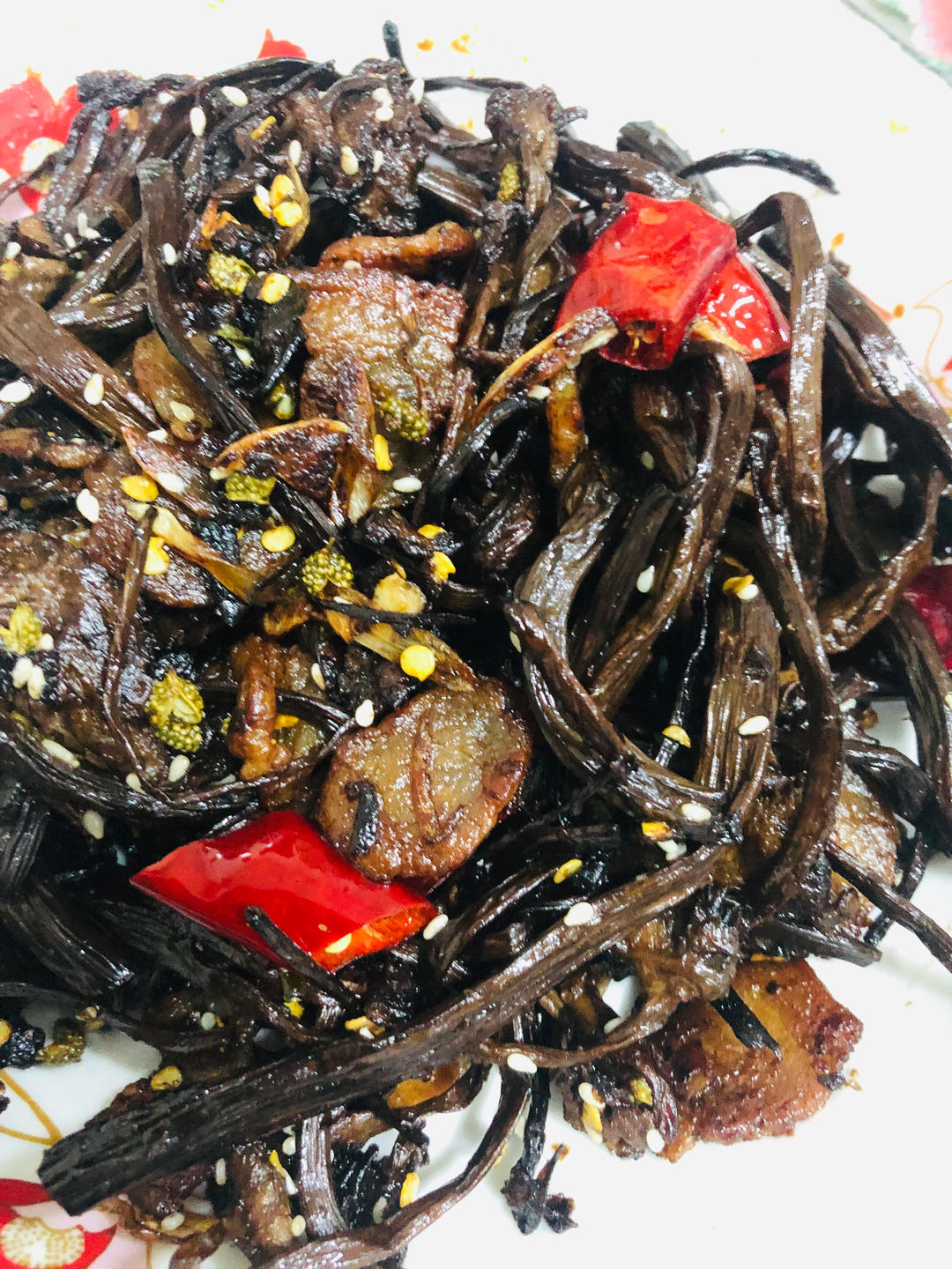 五花肉干锅茶树菇