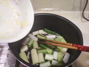 又糯又香的中式猪油焖大葱，只用黑胡椒和大蒜调味 简单又好吃的做法 步骤2