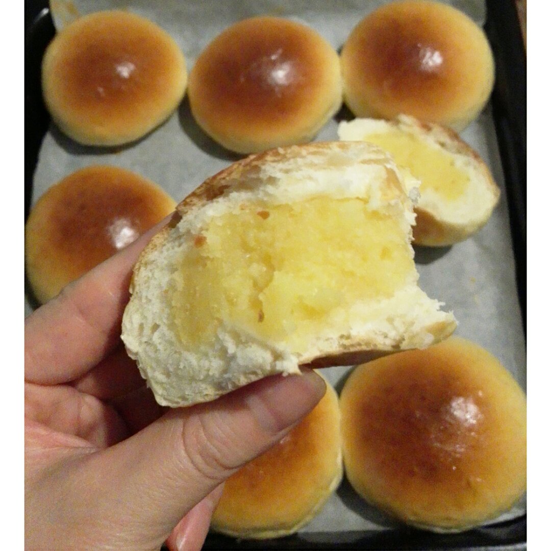 v家小九做的料足奶黄面包