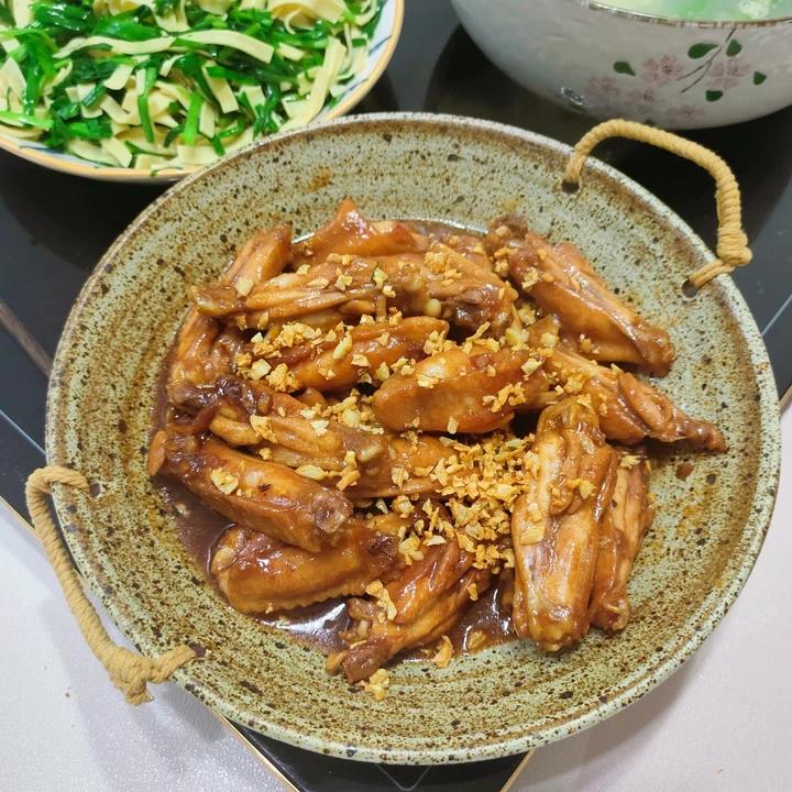 不要再可乐鸡翅了，求求你试试蒜香鸡翅吧，香味捅破天花板！