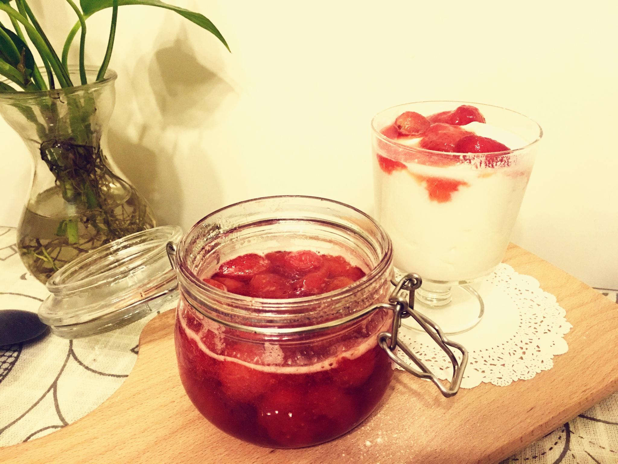 自治酸奶配自制草莓糖浆的做法