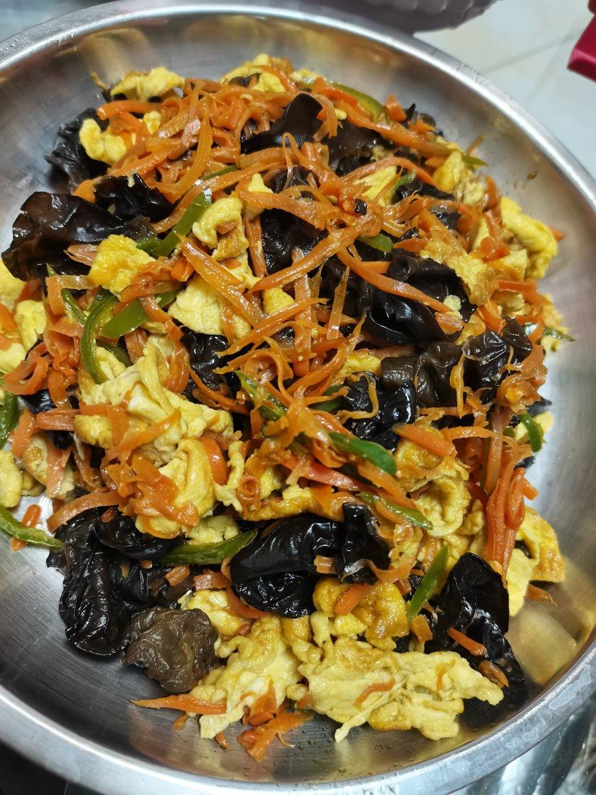 鸡蛋炒三丝-胡萝卜、青椒、木耳丝（随便炒）