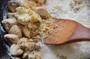 蒜香奶油炒蘑菇（Creamy Parmesan Garlic Mushroom）的做法 步骤4