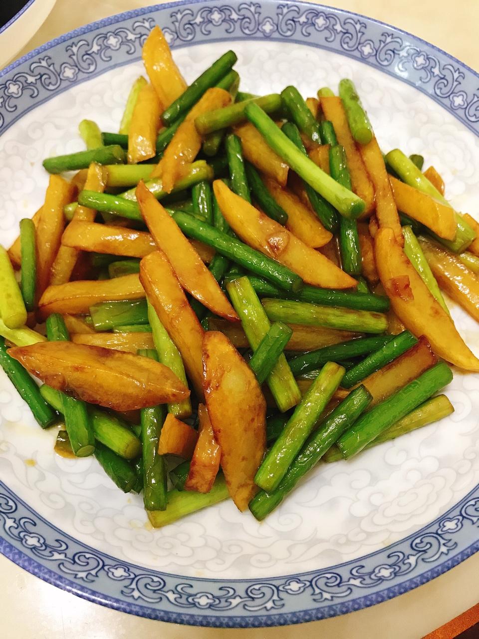 大脸喵呆呆做的蒜薹炒土豆条