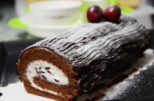 巧克力黑森林蛋糕卷的做法 步骤6