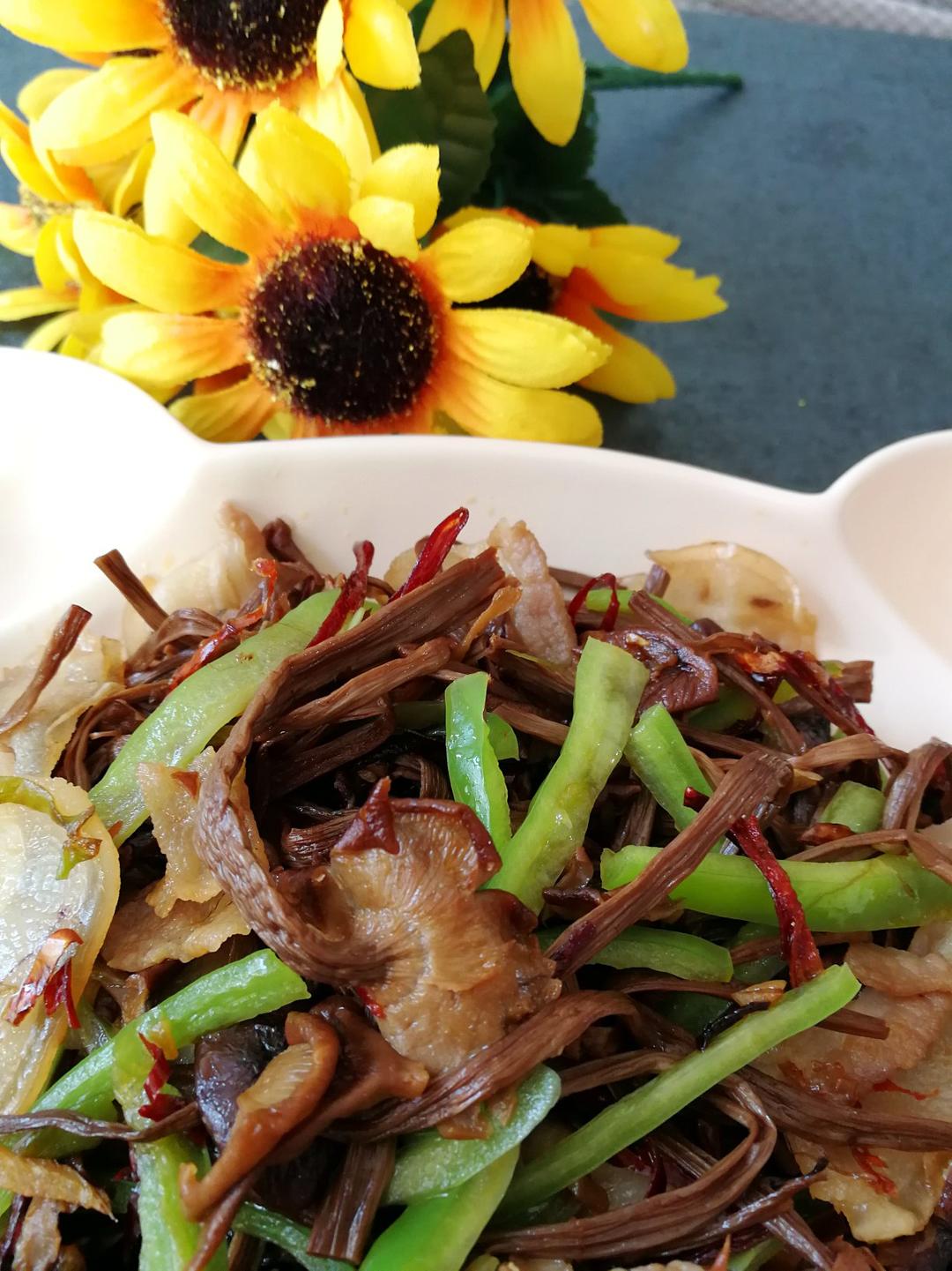 五花肉干锅茶树菇