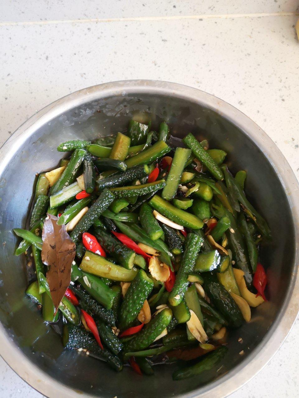 喝茶闻香吃美食做的脆腌小黄瓜妞