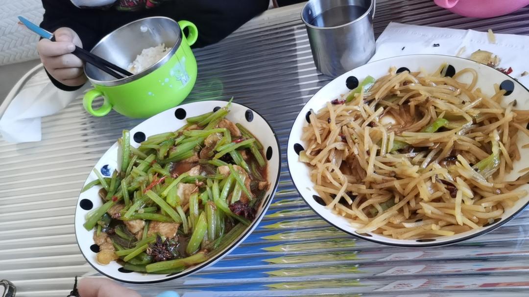下饭芹菜炒肉