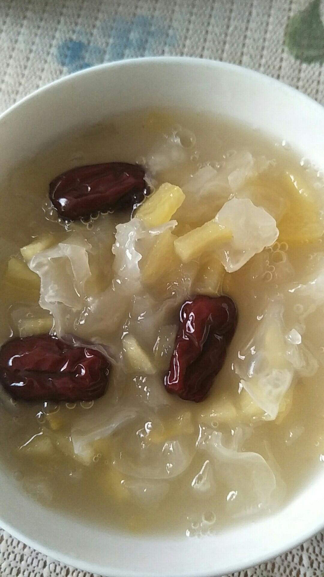 银耳苹果红枣羹的做法