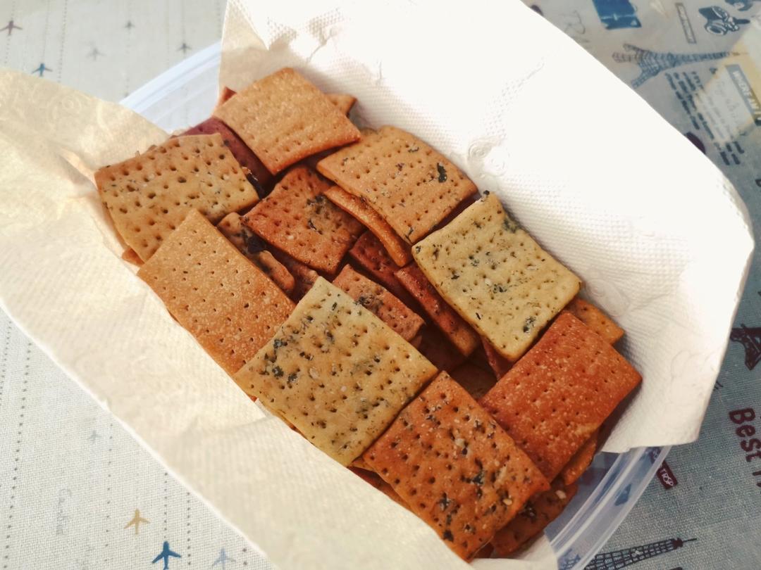 全麦苏打饼干(芝麻咸味饼干，无糖少油，简单健康，健身好搭档)