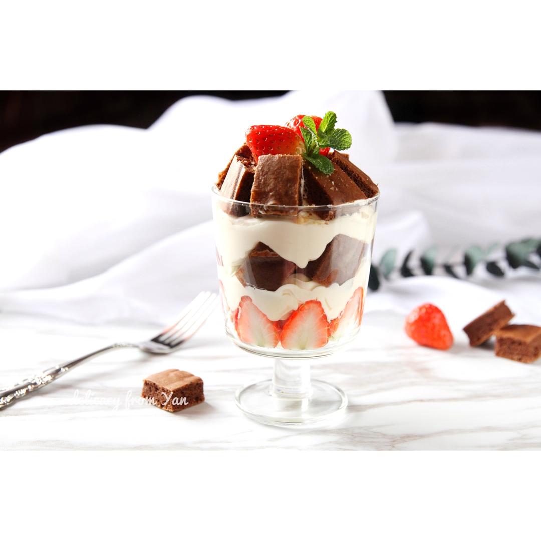 草莓巧克力蛋糕杯（小四卷蛋糕片的两用法）