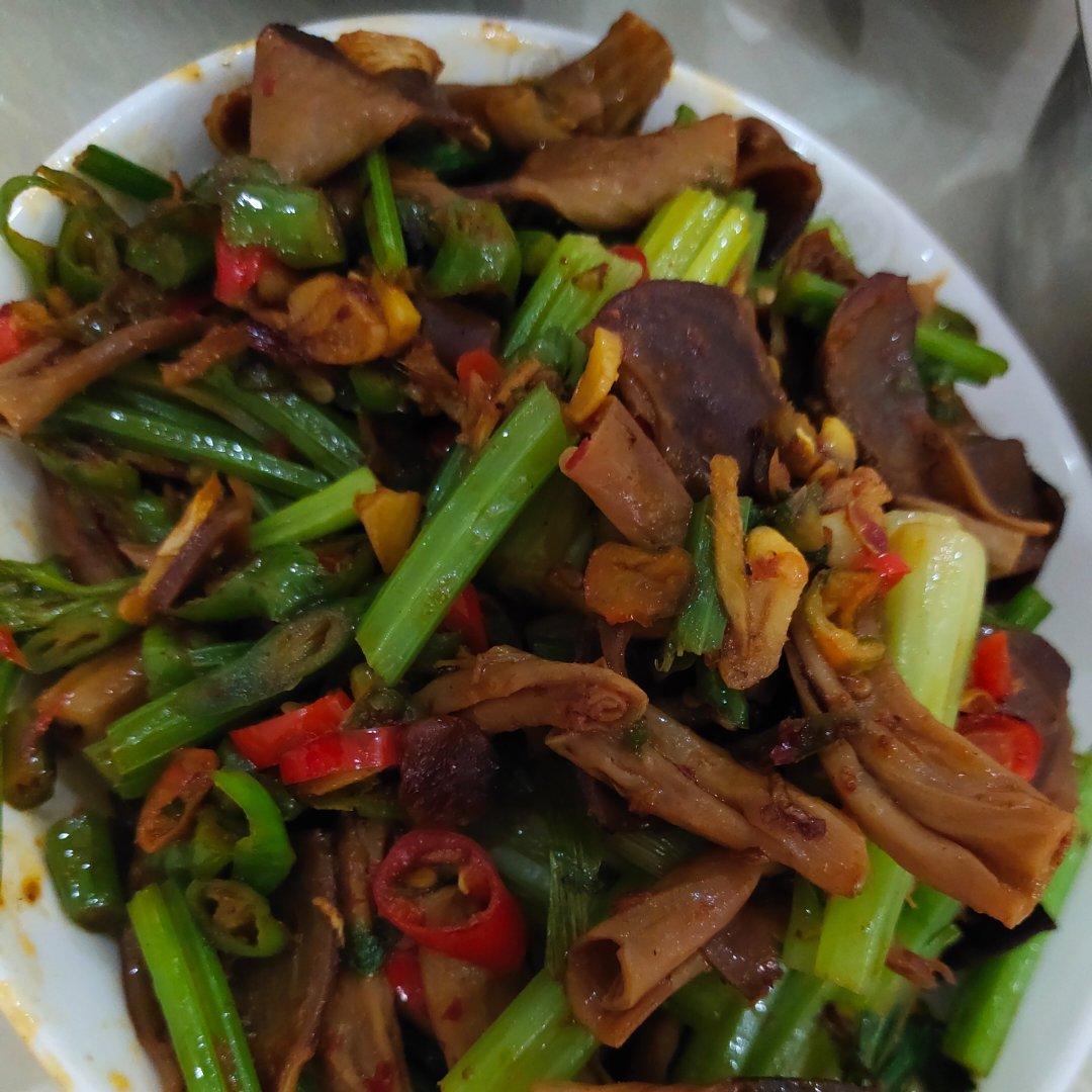 超级好吃媲美川菜店的家常青椒炒鸭肠